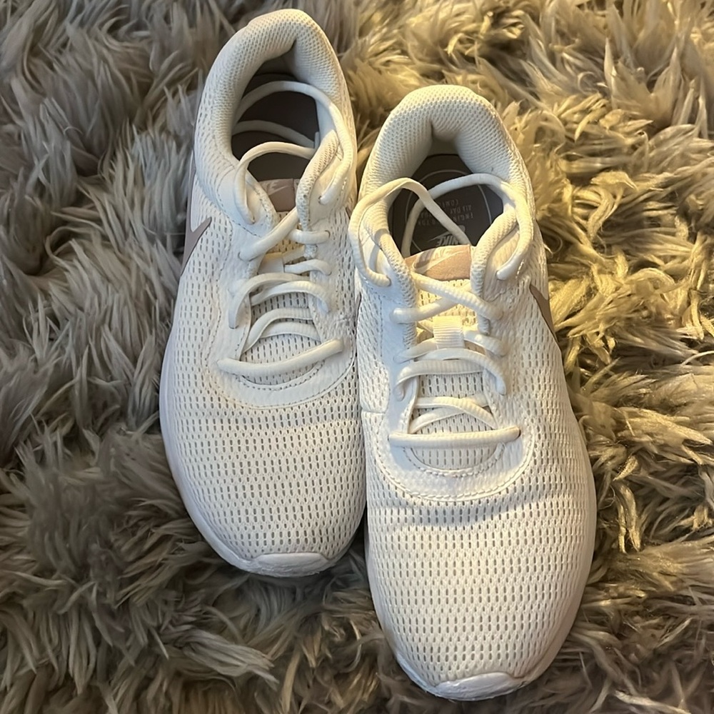 Nike Women Tajun size 8